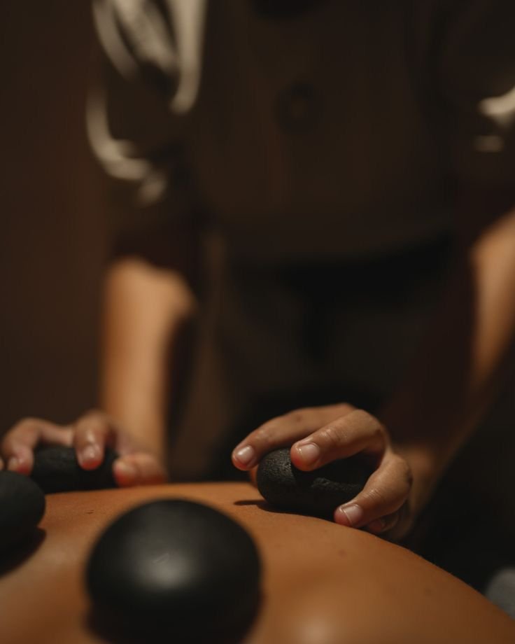 ritual de masaje con piedras calientes