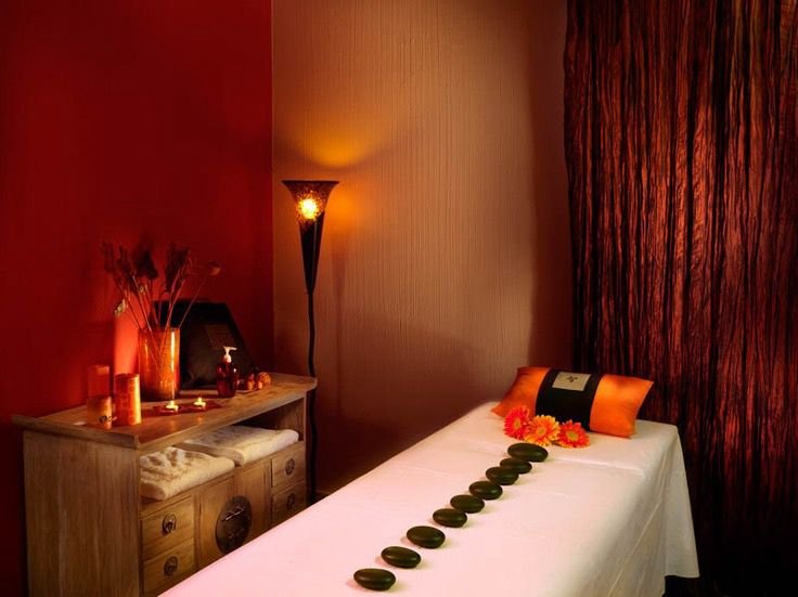 cama de masaje terapéutico y tántrico lista para sesión de piedras calientes